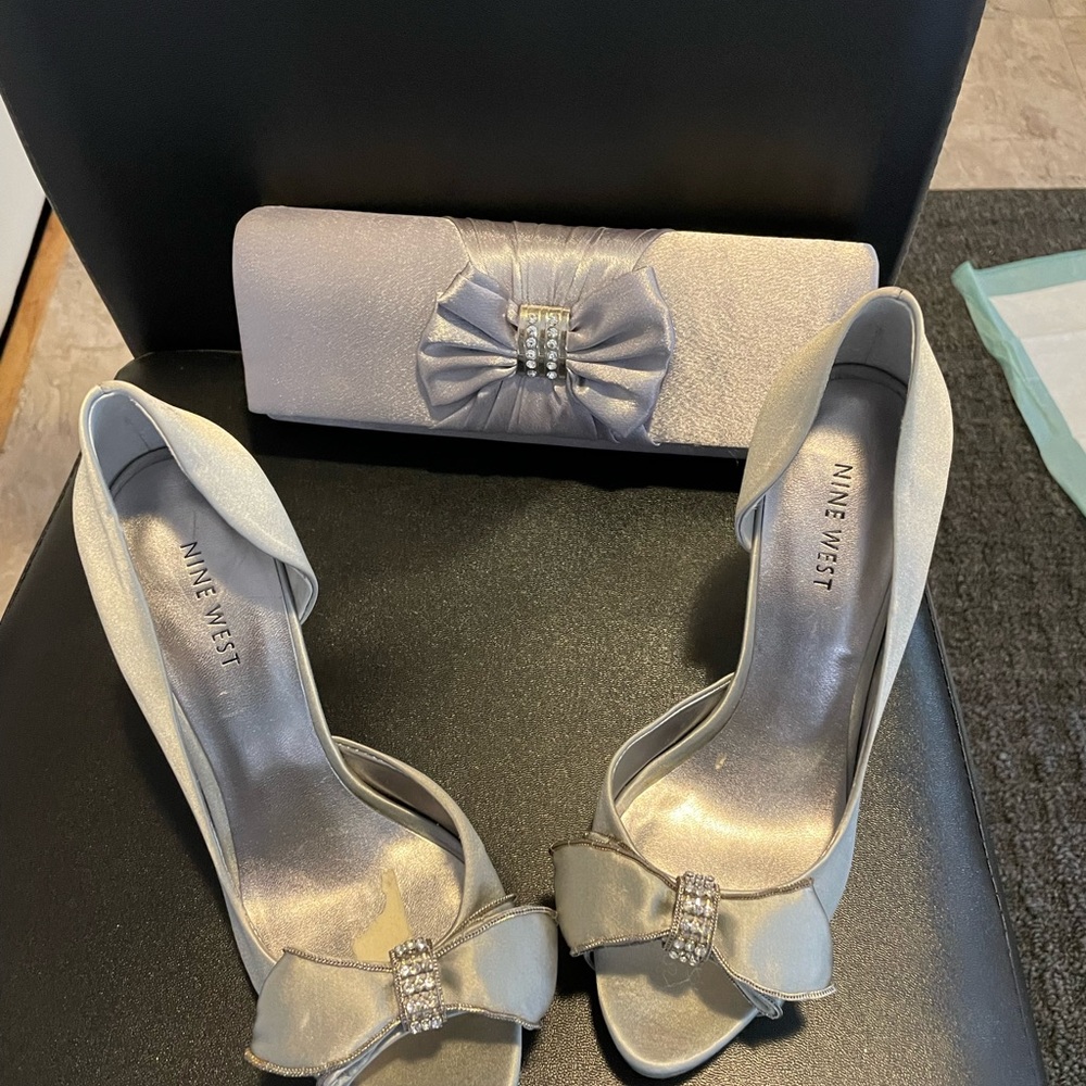 Silver/gray shoe crystal bow